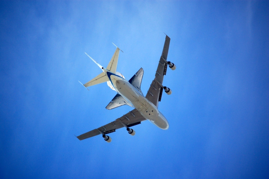 Ein Flugzeug im bleuen Himmel von unten