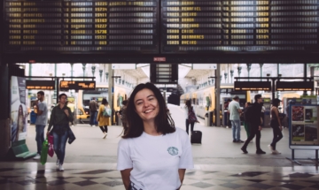 Frau lächelt am Flughafen