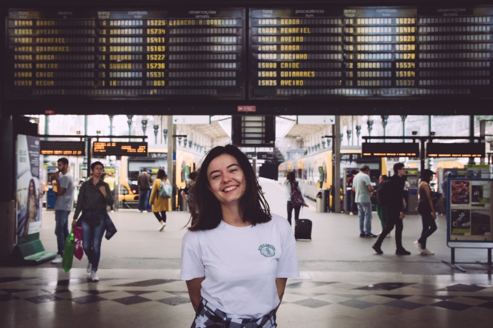 Frau lächelt am Flughafen